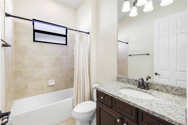 28085 Wicklow Ct, Bonita Springs, FL 34135 Main Bathroom with Tub-Shower Combination