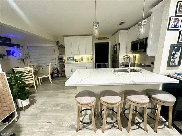 3323 Guilford Ct, Naples, FL 34112 beautiful updated kitchen with quartz countertops and soft pull drawers