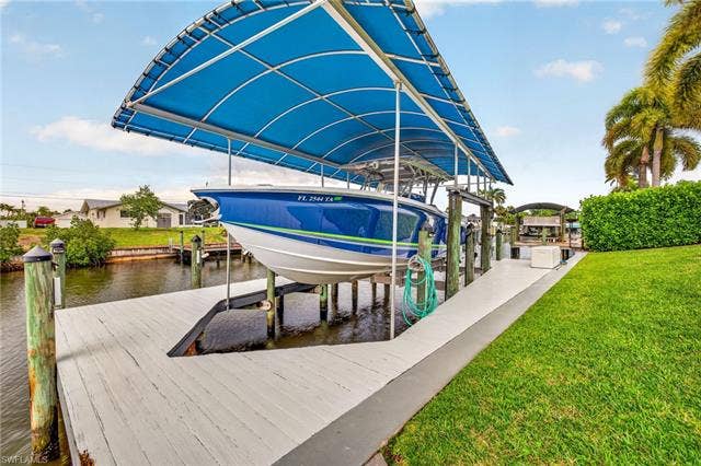 133 29th Ter, Cape Coral, FL 33904 Fits up to a 38 foot vessel. Newer Canopy.