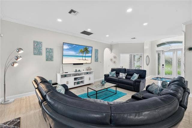 133 29th Ter, Cape Coral, FL 33904 Spacious open and bight family room