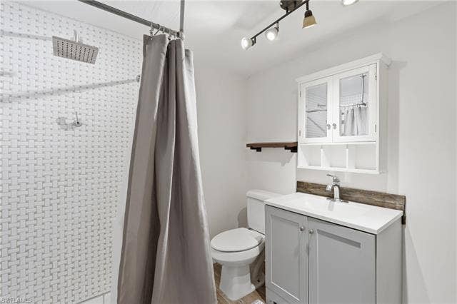 17900 Devore Ln, Fort Myers, FL 33913 Apartment Bathroom