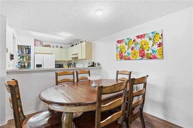 132 Santa Clara Dr, #10, Naples, FL 34104 Dining area