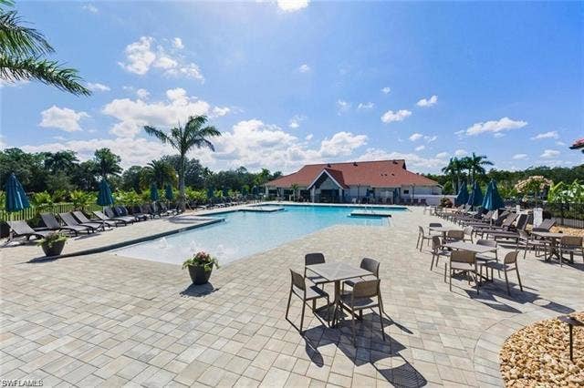 7360 Glenmoor Ln, #4207, Naples, FL 34104 Clubhouse bar & restaurant