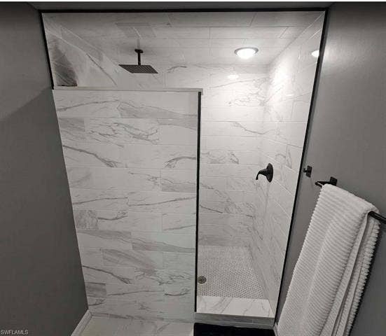 7360 Glenmoor Ln, #4207, Naples, FL 34104 Primary bathroom