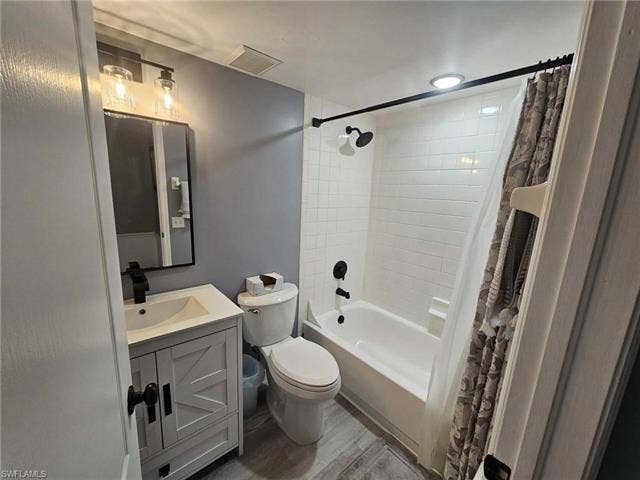 7360 Glenmoor Ln, #4207, Naples, FL 34104 Guest bathroom