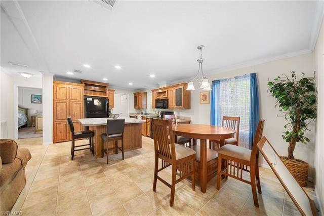 27472 Rue Viauv Ave, Bonita Springs, FL 34135 Dining area