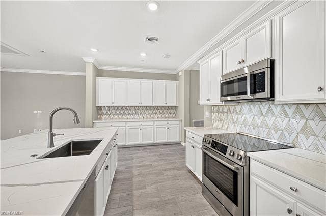 16279 Bonita Landing Circle, Bonita Springs, FL 34135 Upscale Kitchen appliances!