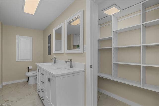 27265 High Seas Ln, Bonita Springs, FL 34135 DOWNSTAIRS PRIMARY BATHROOM w/Walk-in Storage