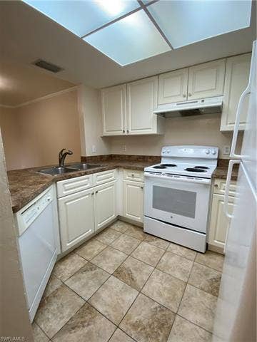 3170 Seasons Way, #804, Estero, FL 33928 Kitchen