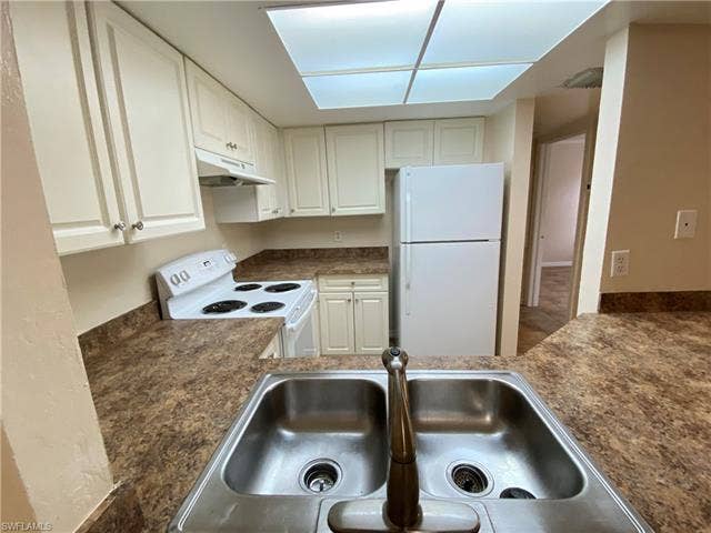 3170 Seasons Way, #804, Estero, FL 33928 Kitchen