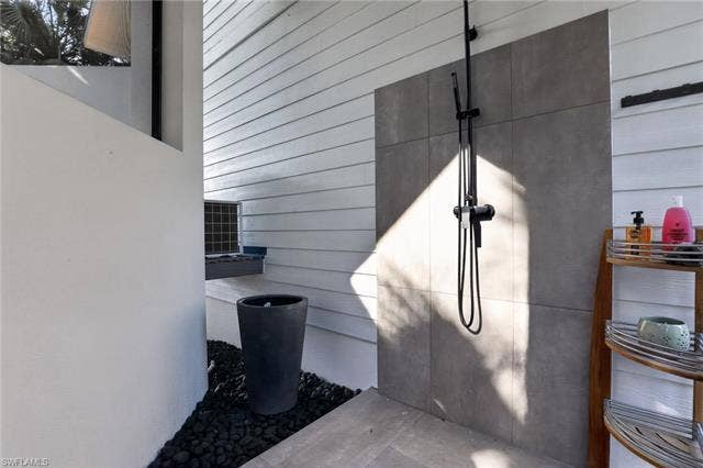 1195 Mockingbird Ln, Naples, FL 34104 Outdoor shower
