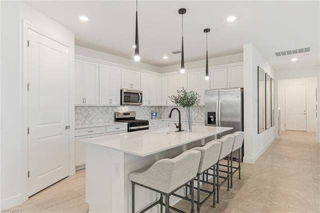 18230 Parksville Dr, Estero, FL 33928 Island-Bar Seating