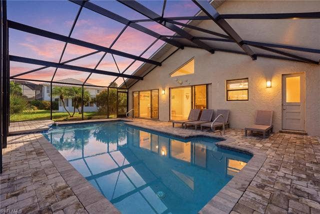 323 Washington Ct, Fort Myers Beach, FL 33931 RELAX, ENTERTAIN AND ENJOY YOUR PRIVATE WATERFRONT SETTING.
