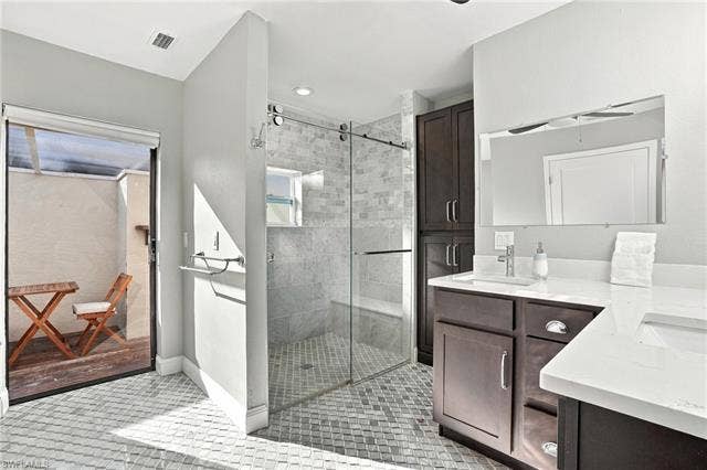 323 Washington Ct, Fort Myers Beach, FL 33931 BEAUTIFULLY REDESIGNED BATHROOM WITH FRESH FINISHES.