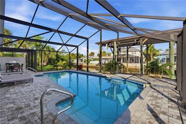323 Washington Ct, Fort Myers Beach, FL 33931 YOUR PRIVATE POOL RETREAT WITH A NEW CAGE, SCREENS AND POOL EQUIPMENT.