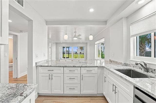 2580 Estero Blvd, #15, Fort Myers Beach, FL 33931 Beautifully renovated kitchen