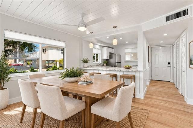 2580 Estero Blvd, #15, Fort Myers Beach, FL 33931 Virtually staged dining area