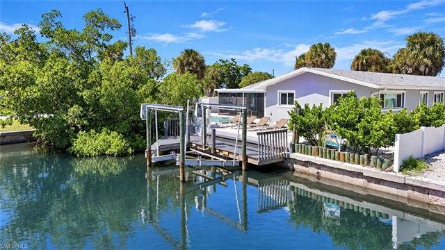 310 Madison Ct, Fort Myers Beach, FL 33931 Gulf accèss canal in your backyard with boat lift