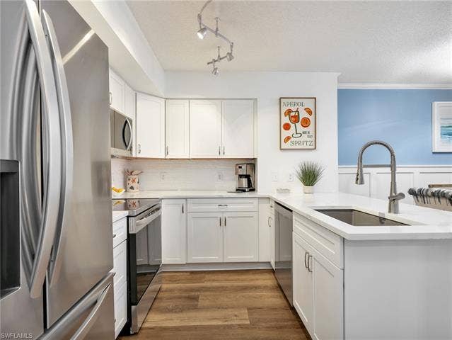 8659 River Homes Ln, #1202, Bonita Springs, FL 34135 Beautiful design makes cooking and cleanup a breeze