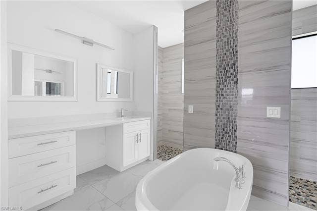 113 38 Pl, Cape Coral, FL 33993 Freestanding soaking tub with floor-mounted faucet