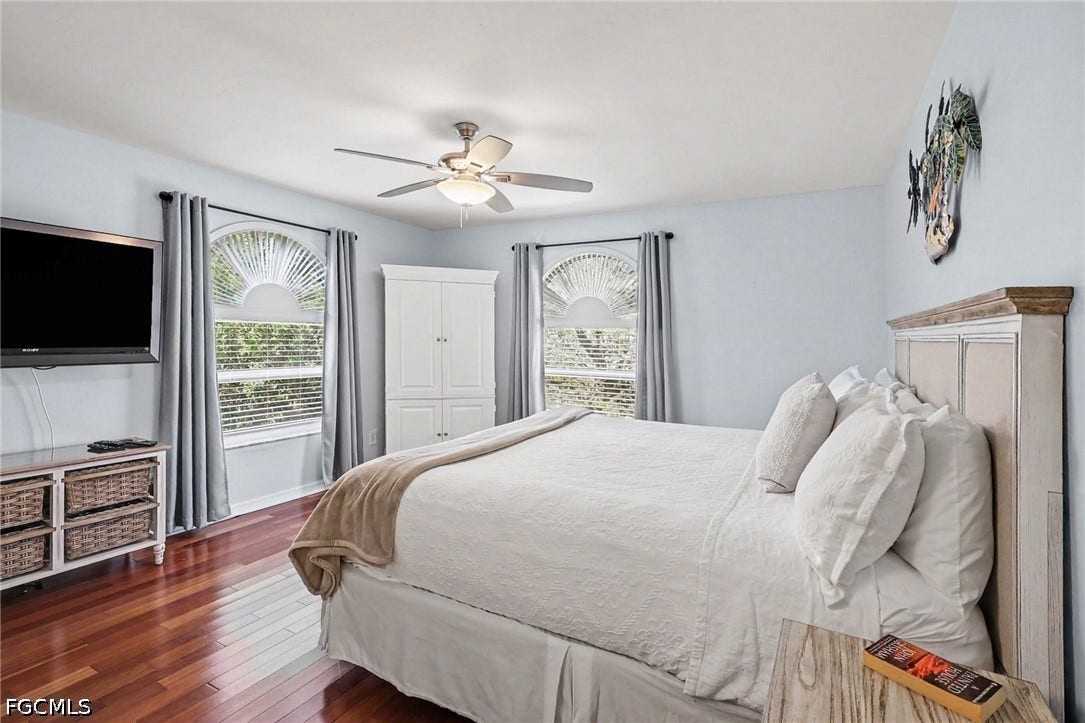 BLUE BAYOU B:  SPACIOUS PRIMARY SUITE WITH SUNBURST WINDOWS.  KING BED.  WALK-IN CLOSET IS TO LEFT.
