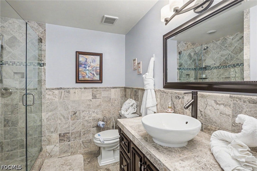 BLUE BAYOU B:  UPDATED PRIMARY BATH