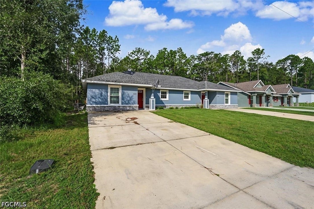 9342/9344 N Peachtree Way, Citrus Springs, FL 34434 Contemporary exterior with blue siding and stone veneer accents