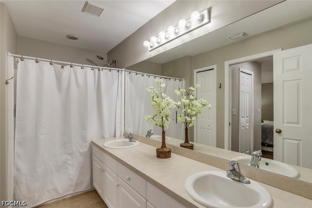 2241 NW 2nd Avenue, Cape Coral, FL 33993 Primary bathroom