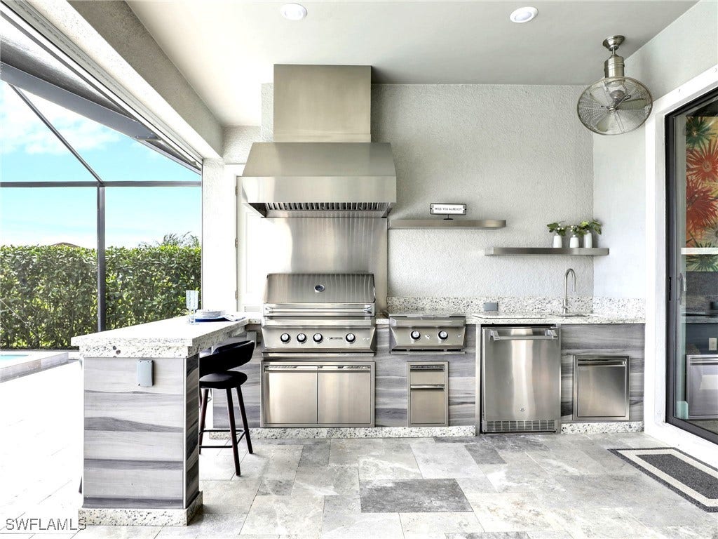 Outdoor kitchen with Highend Appliances and Bar Seating