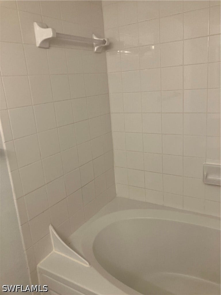 8920 Colonnades Court E, #516, Bonita Springs, FL 34135 TUB AND SHOWER COMBINATION