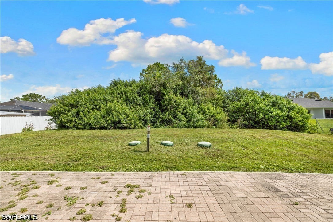 909/911 Jaguar Boulevard, Lehigh Acres, FL 33974 909/911 Jaguar Boulevard, Lehigh Acres, FL 33974
