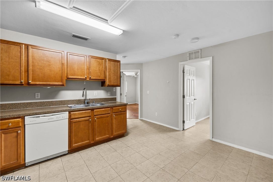 909/911 Jaguar Boulevard, Lehigh Acres, FL 33974 909/911 Jaguar Boulevard, Lehigh Acres, FL 33974