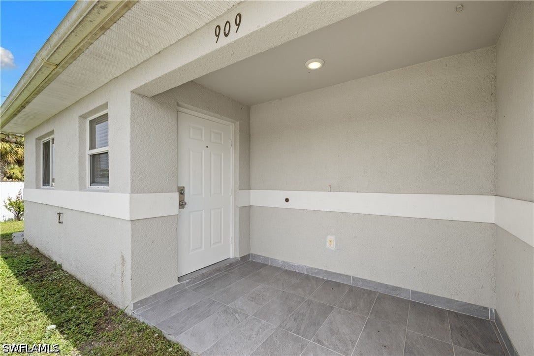 909/911 Jaguar Boulevard, Lehigh Acres, FL 33974 909/911 Jaguar Boulevard, Lehigh Acres, FL 33974