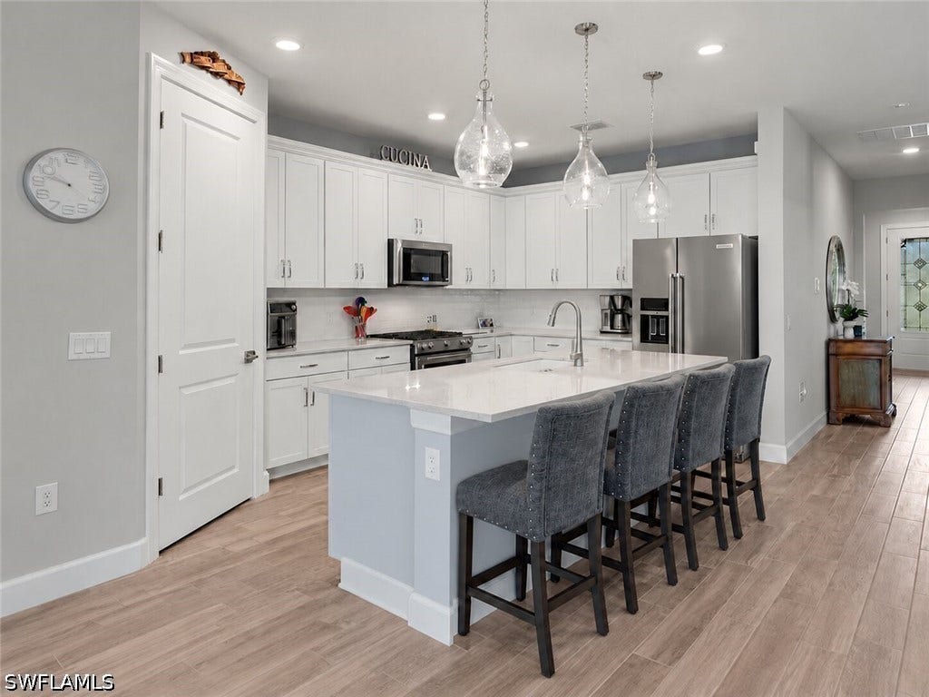 Large island w/ 4 stools