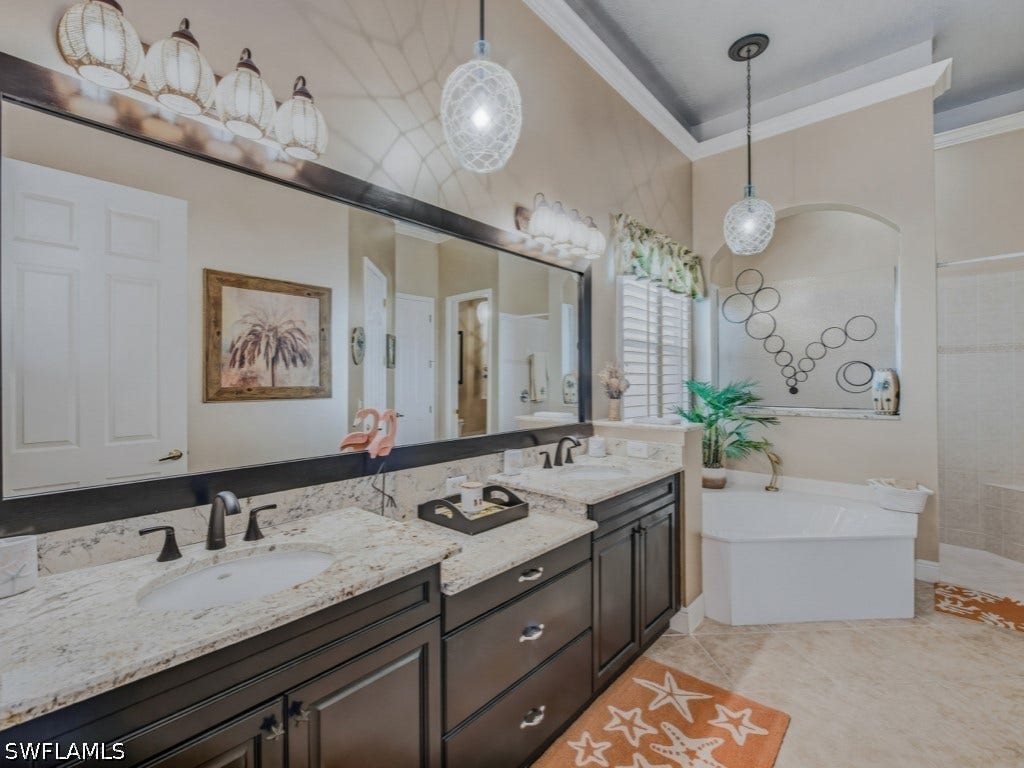 5765 Mango Circle, Naples, FL 34110