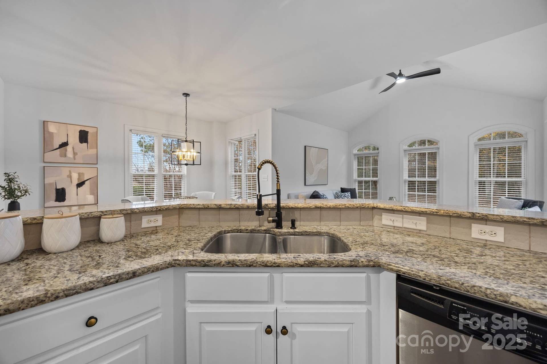 Spacous open kitchen with breakfast area and keeping room