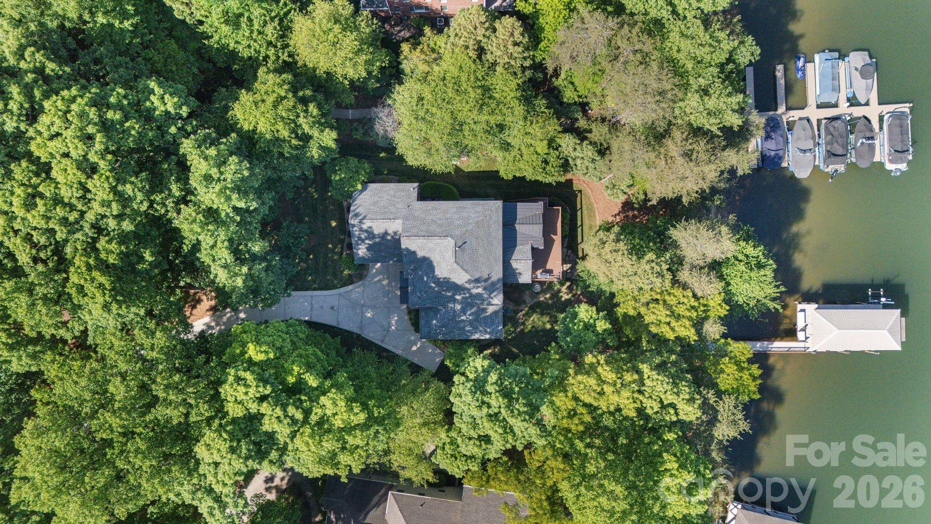 Flat yard with short distance to the water