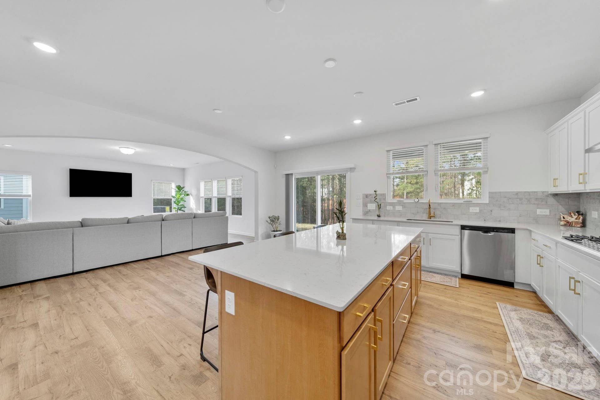 Large Two-Tone Island with Quartz Countertop