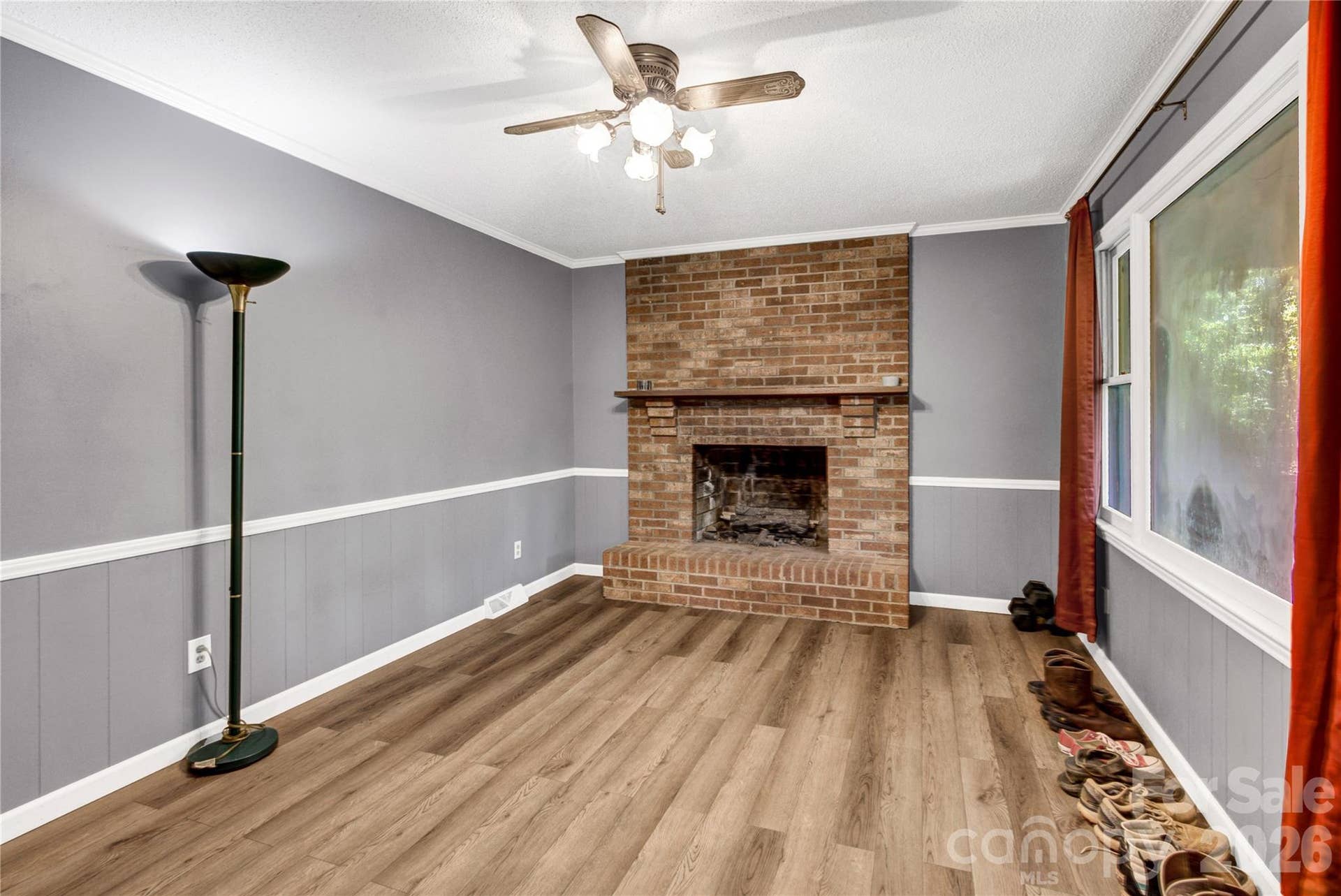 Living room with Fireplace