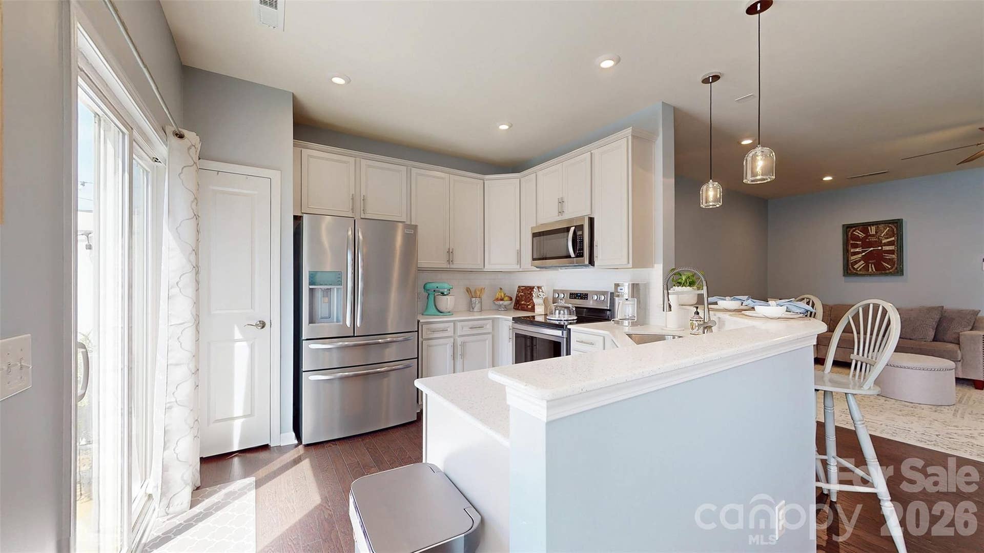 Kitchen features 42" cabinets, quartz countertops, ss appliances