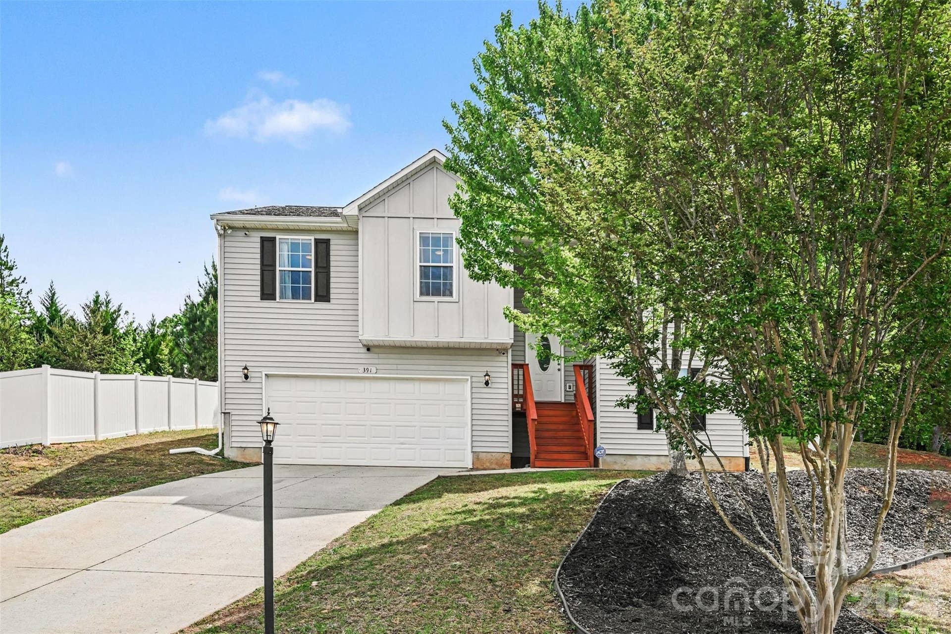Cul-de-sac lot with wide driveway