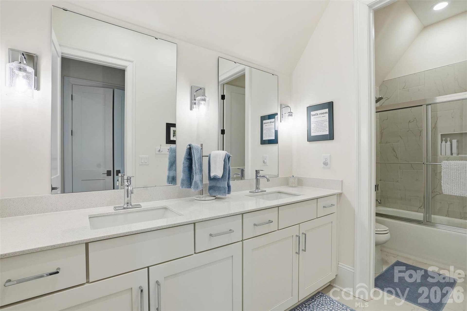 Full bathroom between bedroom 2 and 3