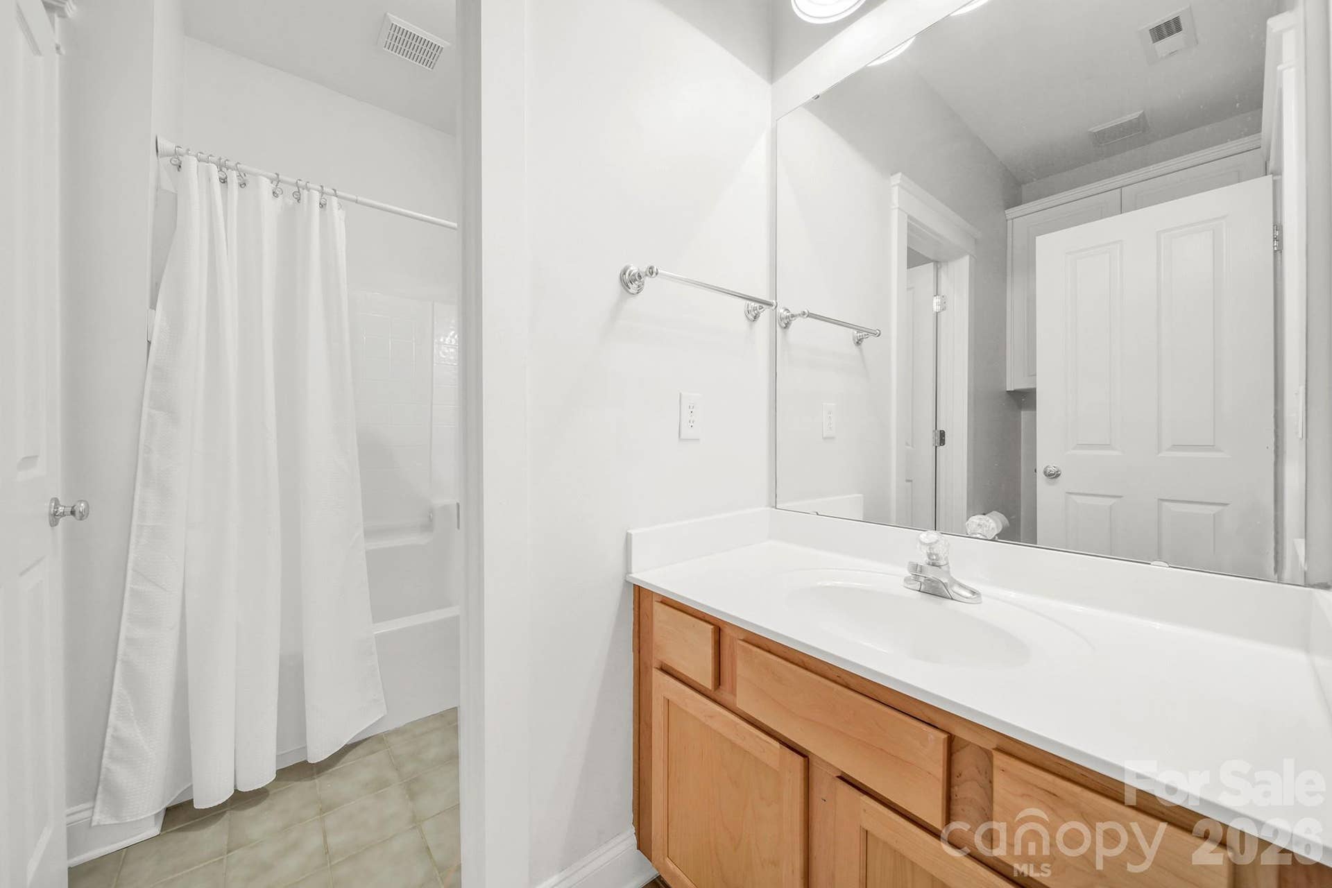 4214 Settler Heights Drive, Fort Mill, SC 29708 Upstairs Jack & Jill Bath - Each with 2 sinks & 2 toilets only the tub/shower is shared.