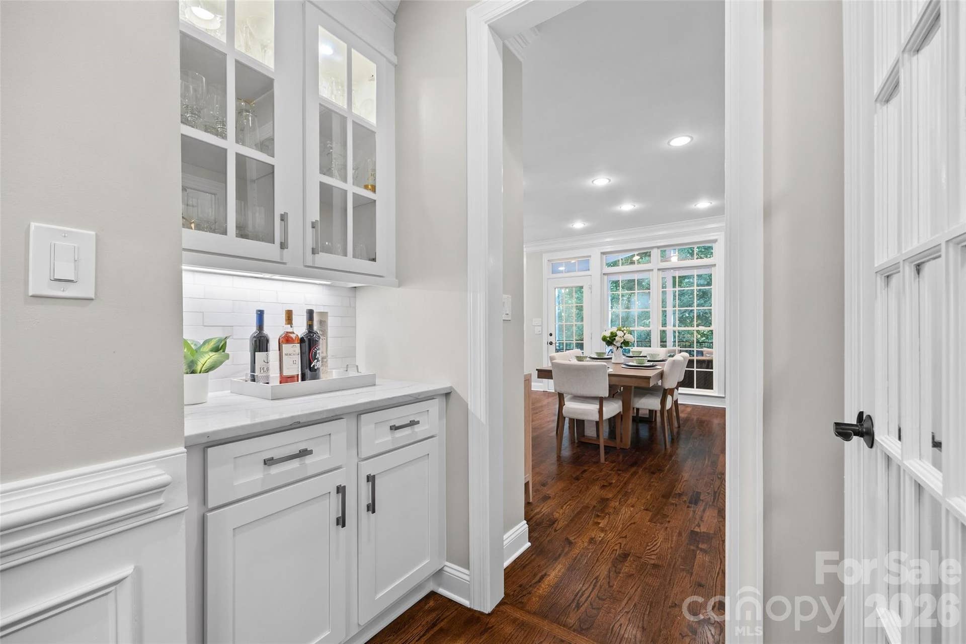 2539 Grimmersborough Lane, Charlotte, NC 28270 Butler's pantry with quartzite countertop