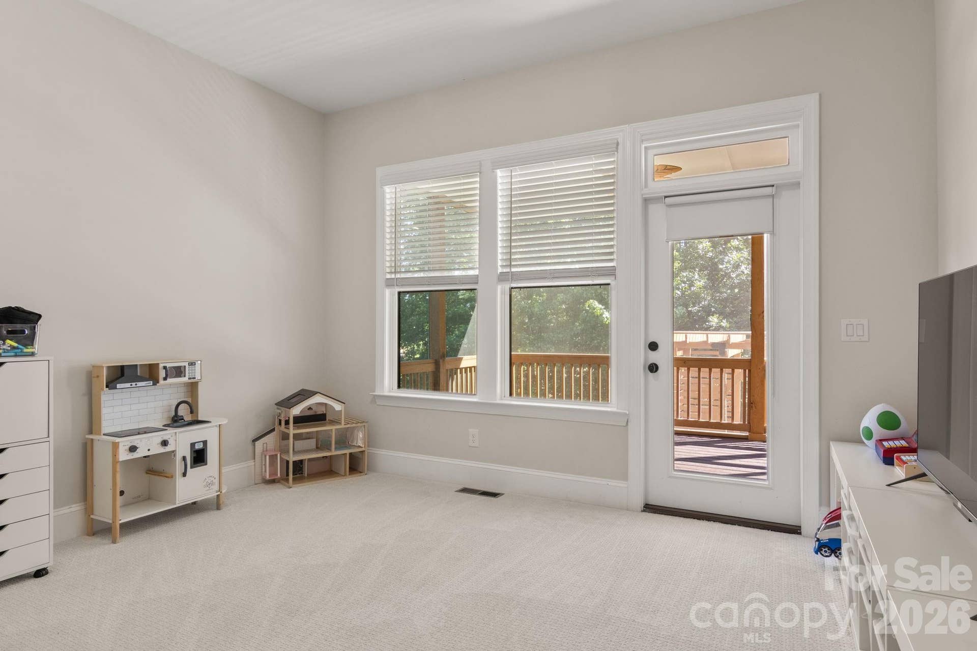 Main level guest room/playroom