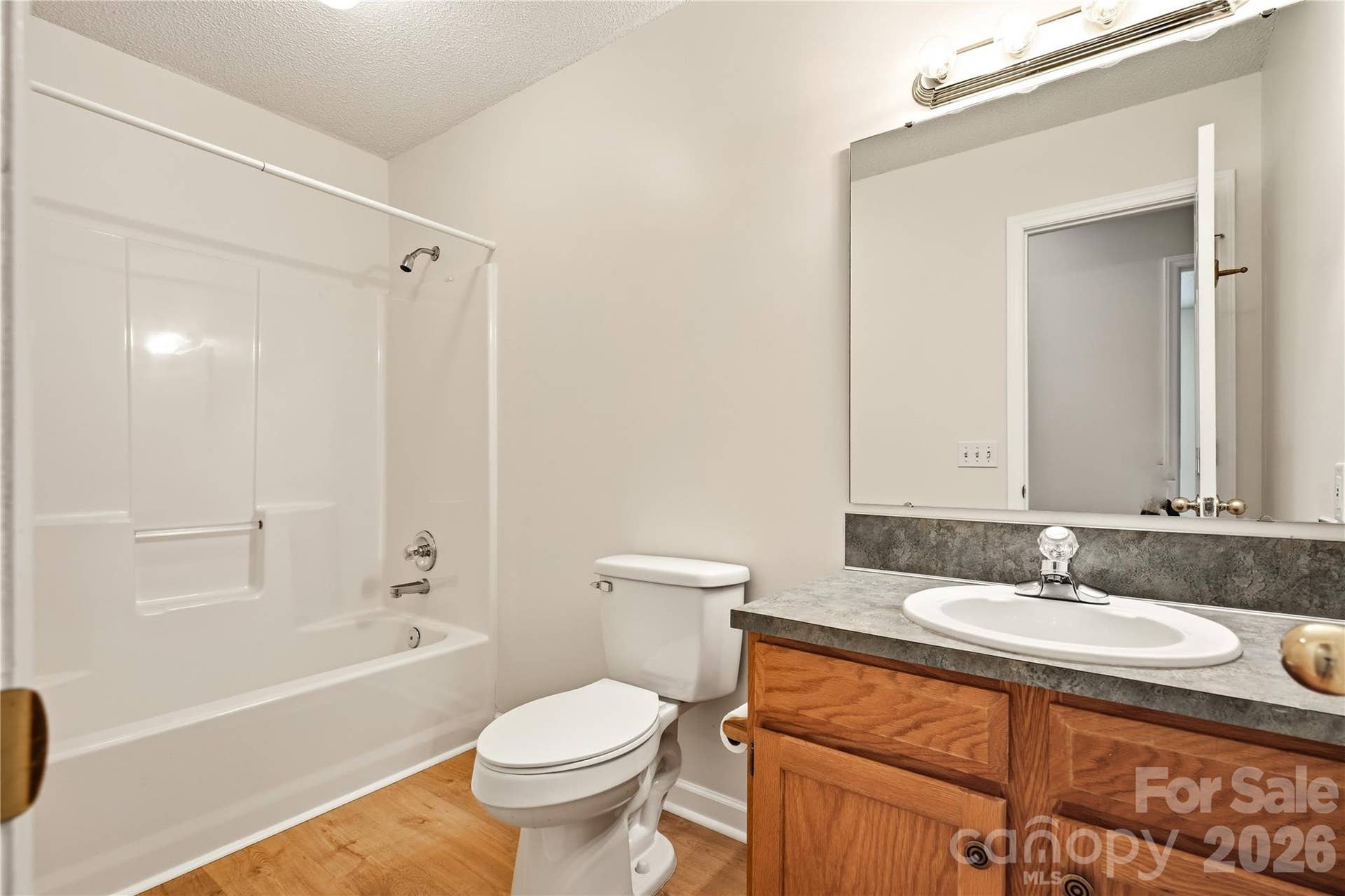 3892 Stoney Creek Drive, Lincolnton, NC 28092 Full guest bath conveniently located near the secondary bedrooms.