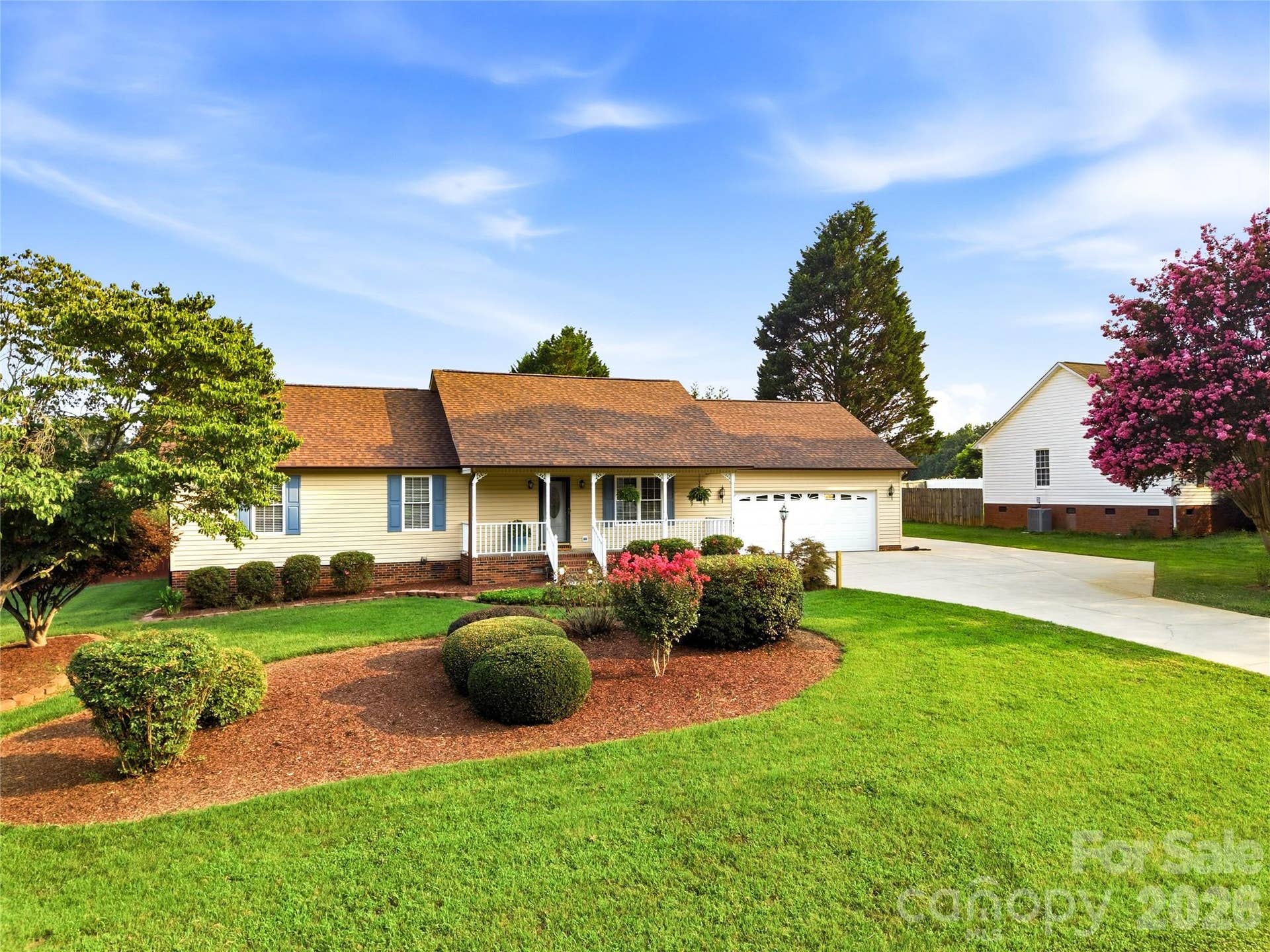 3892 Stoney Creek Drive, Lincolnton, NC 28092 xpansive driveway with ample parking.