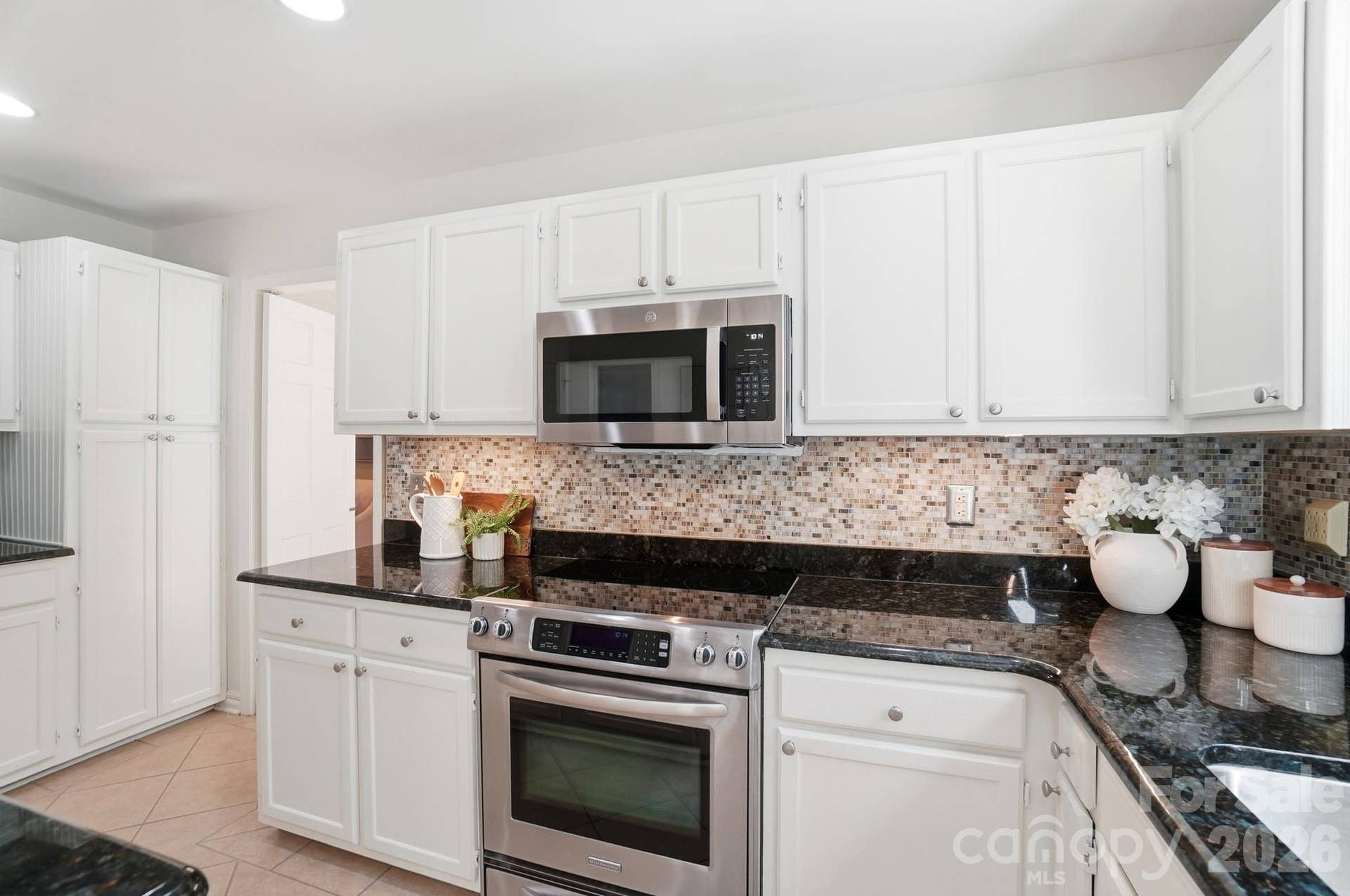 Kitchen w/Granite Countertops, Under Cabinet Lighting, Stainless Steel Appliances