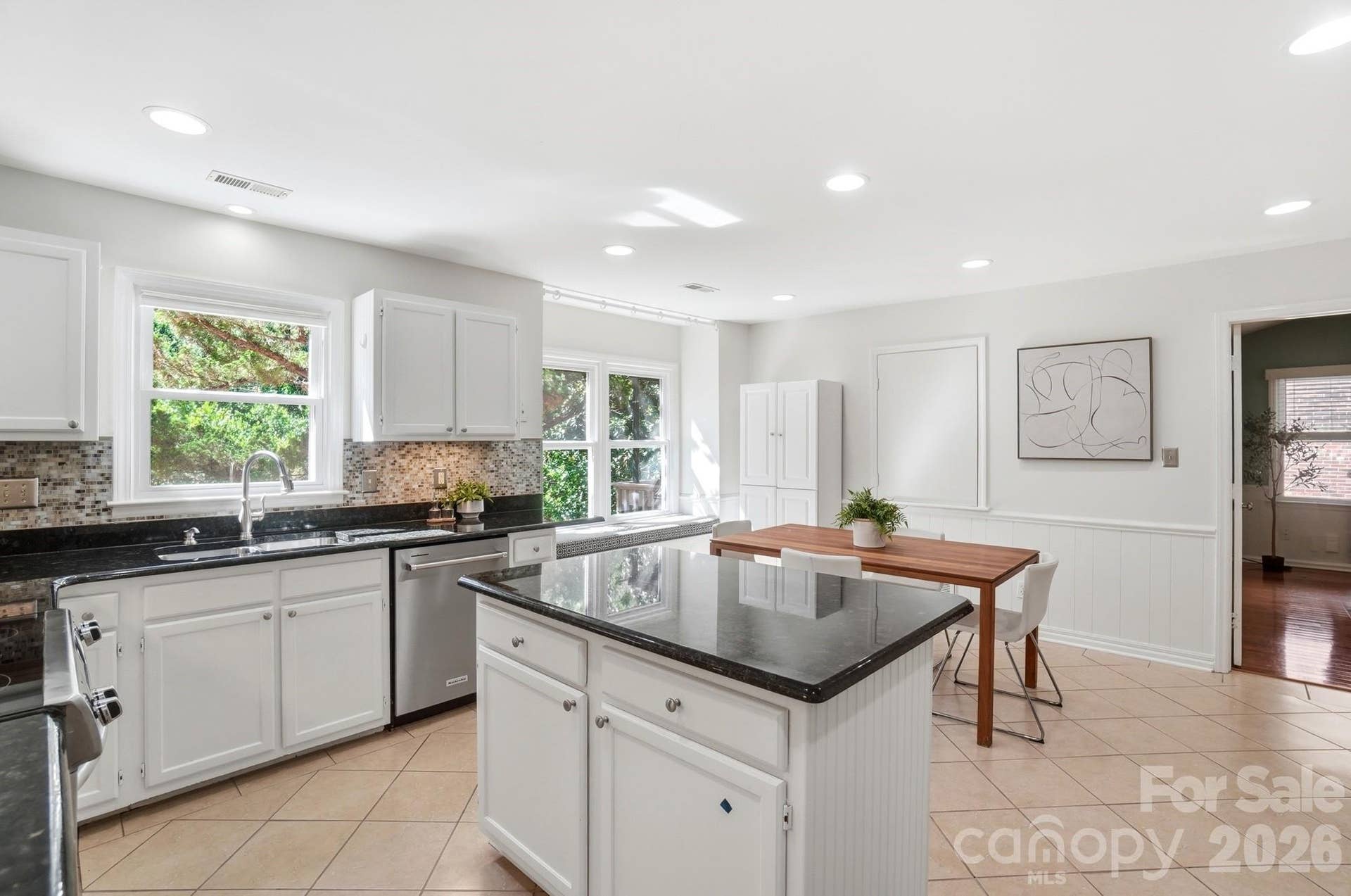 Kitchen w/Island, Recessed Lighting, Granite Countertops, Stainless Steel Appliances