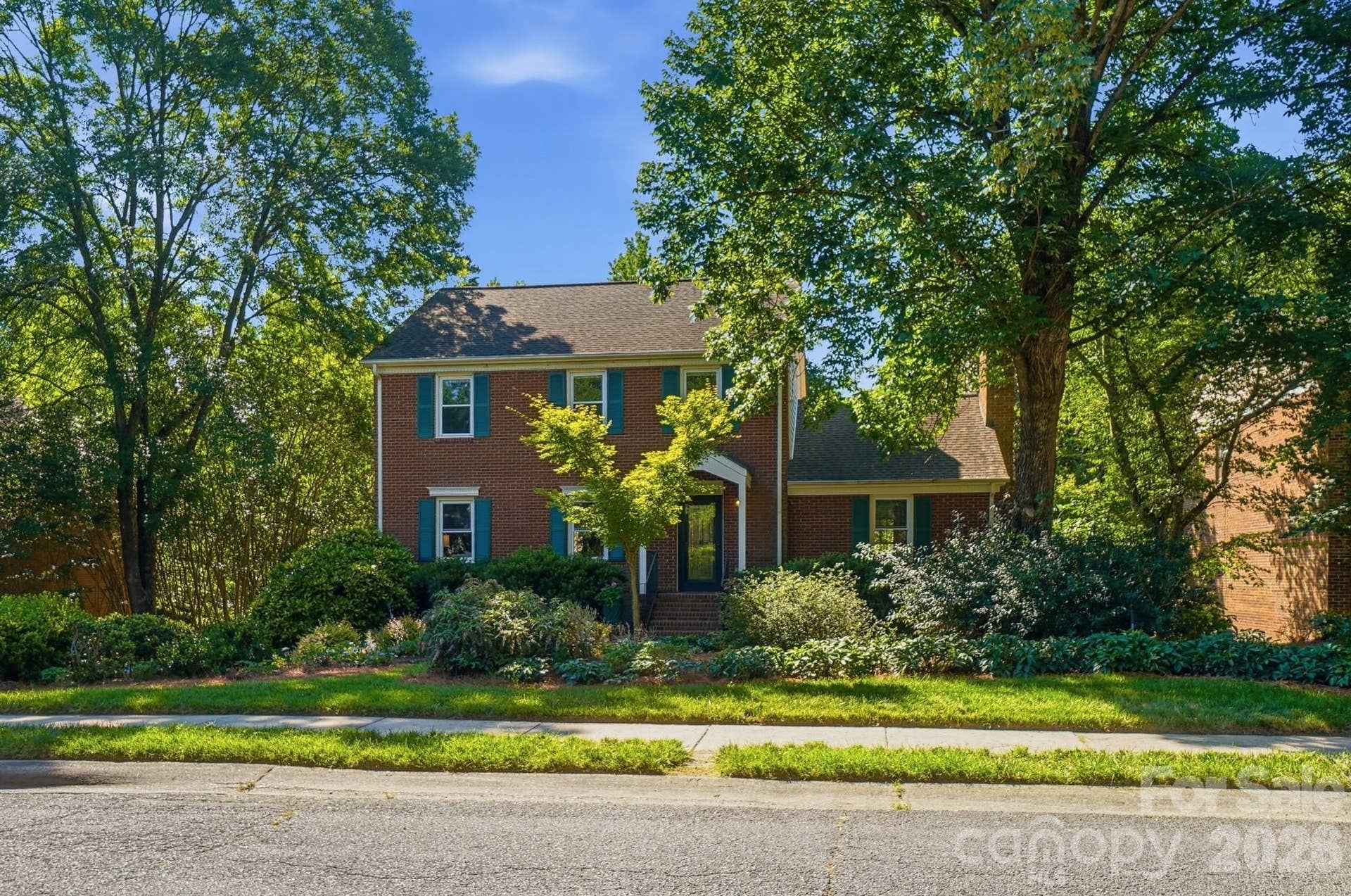 Front Exterior/Yard